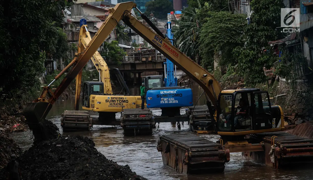 Pekerja menggunak alat mengeruk Kali Krukut di Kawasan Kebayoran Baru, Jakarta, Rabu (13/12). Pengerukan dilakukan untuk membersihkan sedimen lumpur penghambat laju arus air yang berpotensi menimbulkan banjir pada musim hujan. (Liputan6.com/Faizal Fanani)