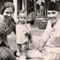 Soekarno bersama Fatmawati dan Guntur