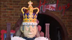 Sosok LEGO ukuran penuh yang menggambarkan Raja Inggris Charles III terlihat di toko mainan Hamleys di London pusat pada 27 April 2023. (JUSTIN TALLIS / AFP)
