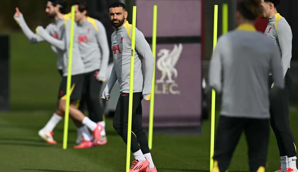 Pemain depan Liverpool Mohamed Salah (tengah) saat sesi latihan di tempat latihan tim Liverpool, barat laut Inggris, pada 4 Maret 2025. (Paul ELLIS/AFP)