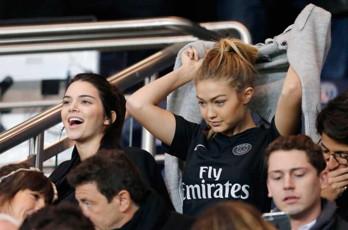 Berkostum PSG, Kendall Jenner tampil cantik
