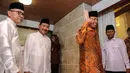 Wiranto dan Badrodin Haiti terlihat menghadiri acara Buka Puasa Bersama di Rumah Dinas Ketua MPR RI, Jakarta, Senin (22/6/2015). Presiden dan sejumlah tokoh Parpol tampak hadir dalam acara tersebut. (Liputan6.com/Faizal Fanani)
