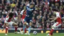 Gelandang Middlesbrough, Gaston Ramirez, berusaha melewati hadangan pemain Arsenal pada laga Premier League di Stadion Emirates, London, Sabtu (22/10/2016). (Reuters/Hannah McKay)