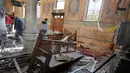 Pejabat keamanan melakukan penyelidikan di lokasi ledakan di Gereja Katedral Koptik, Kairo, Mesir, Minggu (11/12). Ledakan yang menewaskan 25 orang itu terjadi saat jemaat di gereja sedang melaksanakan ibadah misa. (REUTERS/Amr Abdallah Dalsh)