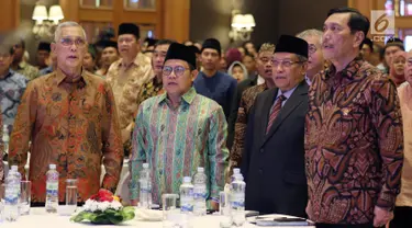 Menko Maritim Luhut Panjaitan, Ketua Umum PBNU Said Aqil Siraj, Ketum PKB Muhaimin Iskandar dan Wapres ke-6 Try Sutrisno menyanyikan lagu Indonesia Raya pada acara Deklarasi Said Aqil Siroj (SAS) Institute di Jakarta (1/8). (Liputan6.com/Johan Tallo)