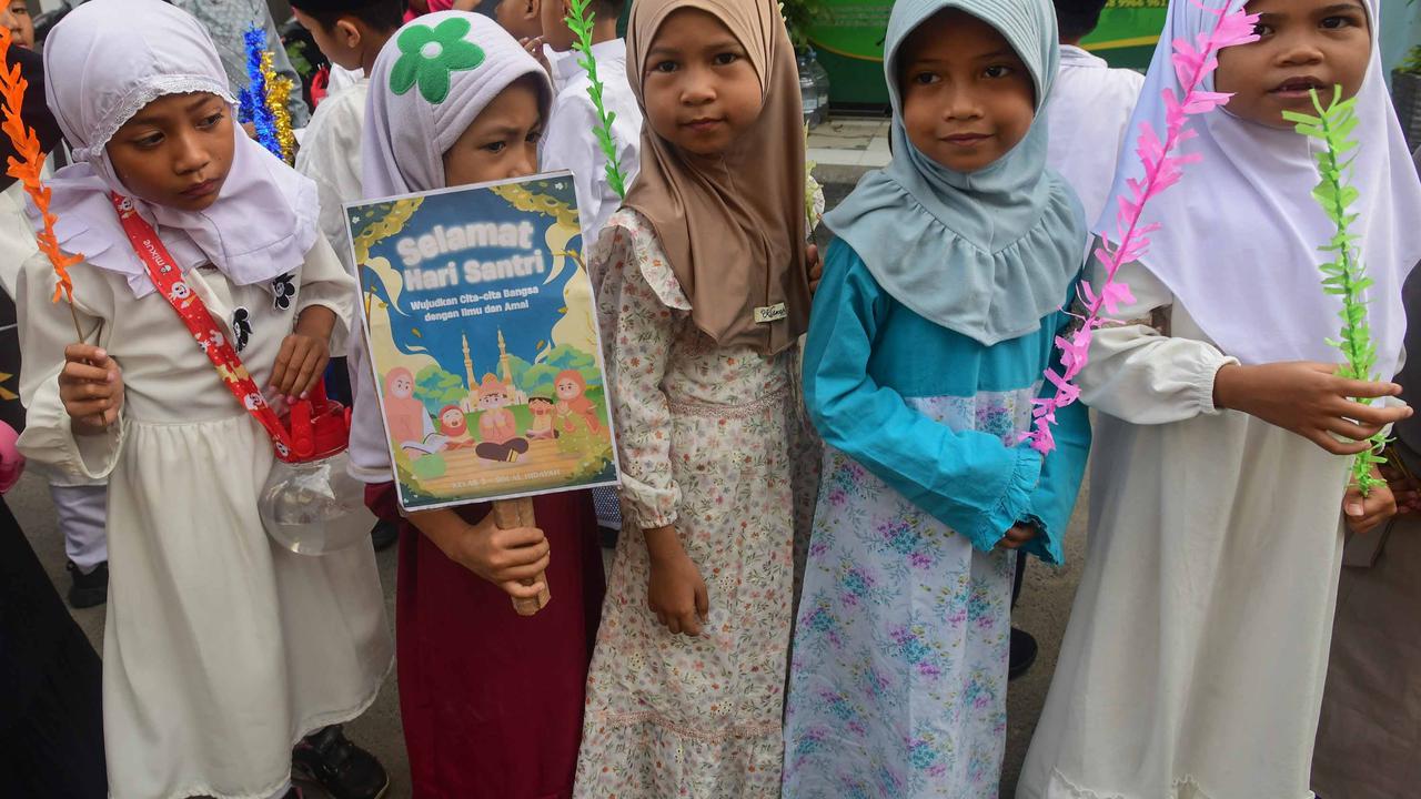 FOTO: Meriah! Siswa Merayakan Hari Santri dengan Doa dan Pawai Kebersamaan