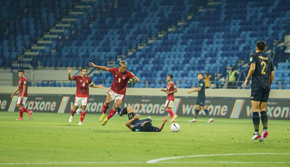 Peluang emas Thailand diciptakan pada menit ke-4, lewat tendangan jarak jauh Phitiwat tetapi berhasil di tepis oleh Nadeo Argawinata yang menghasilkan tendangan penjuru. Semenit berselang, Narubadin Weerawatnodom berhasil bawa Thailand unggul 1-0 lewat sekema tendangan penjuru ini. (Foto: Dok. PSSI)
