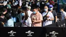 Warga antre untuk memasuki taman hiburan Universal Studios Beijing saat uji coba khusus undangan di Beijing, China, Rabu (1/9/2021). Universal Studios Beijing akan dibuka untuk umum pada 20 September 2021. (Noel Celis/AFP)