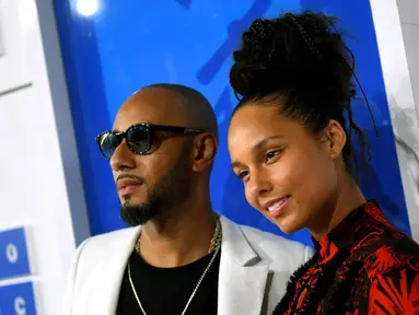 Swizz Beatz dan Alicia Keys berpose di karpet merah ajang MTV Video Music Awards 2016 di New York, Minggu (28/8). Wajah Alicia Keys tampak polos tanpa pulasan lipstik bahkan foundation maupun bedak tak ia kenakan. (Larry Busacca/Getty Images for MTV/AFP)