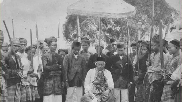 Pahlawan nasional, Sultan Thaha Syaifuddin (duduk di tengah)