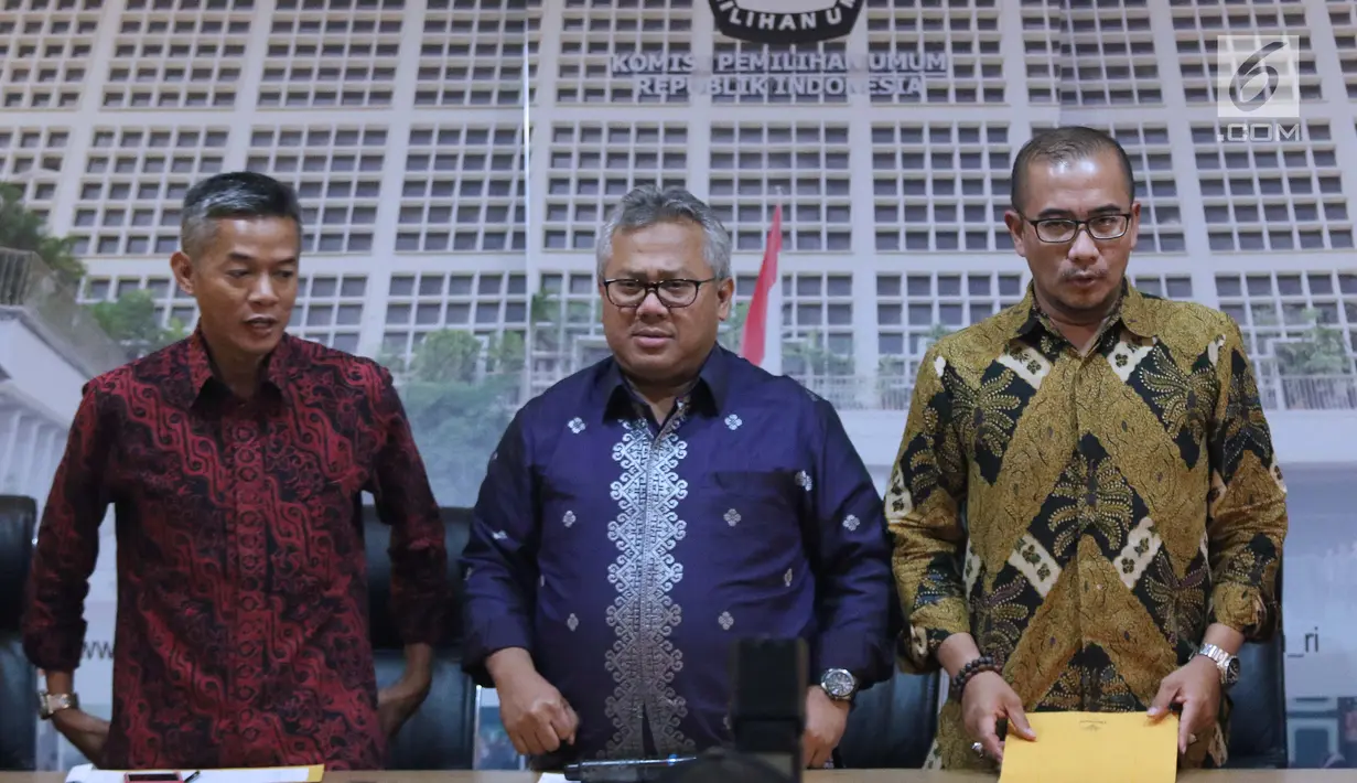 Ketua KPU, Arief Budiman (tengah) usai rilis terkait pembatalan 11 parpol peserta Pemilu 2019 untuk DPRD Provinsi dan beberapa DPRD Kabupaten/Kota karena tidak menyerahkan laporan awal dana kampanye, Jakarta, (21/3). (Liputan6.com/Helmi Fithriansyah)