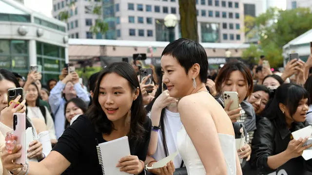 Disembunyikan Rapat-rapat, Kim Go Eun Akhirnya Debut dengan Rambut Pixie Cut di TIFF 2024