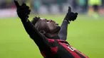 Ekspresi pemain AC Milan, Mbaye Niang, setelah mencetak gol ke gawang Sampdoria dalam laga Serie A di Stadion San Siro, Minggu (29/11/2015) dini hari WIB. AC Milan menang 4-1 atas Sampdoria. (EPA/Matteo Bazzi)