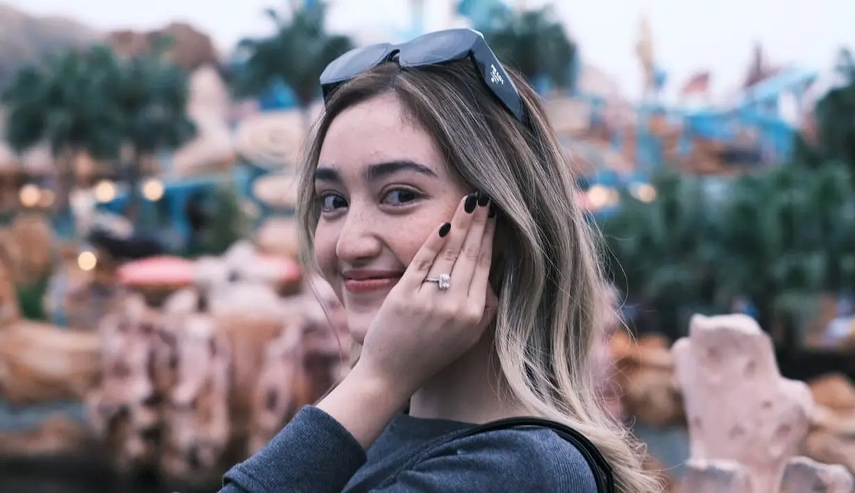 Ranty pun langsung menerima lamaran tersebut. Begini potret Ranty dengan rambut blonde seperti Rayn tampak memamerkan cincin pemberian sang kekasih. [@rantymaria]