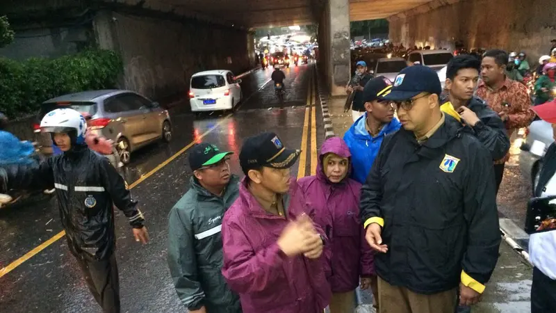 Gubernur DKI Anies Baswedan memantau titik banjir dan genangan di kawasan Dukuh Atas. (Liputan6.com/Delvira Chaerani