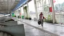 Warga berjalan di area perdagangan Sky Bridge di kawasan Tanah Abang, Jakarta, Jumat (27/3/2020). Sebagai upaya pencegahan virus Corona COVID-19, Perumda Pasar Jaya menutup sementara aktivitas perdagangan di Pasar Tanah Abang Blok A, B dan F hingga 5 April 2020. (Liputan6.com/Helmi Fithriansyah)