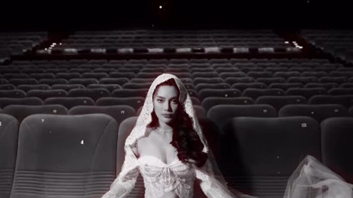 8 Pesona Cantik dan Misterius Erika Carlina dalam Balutan Busana Pengantin Jumpsuit