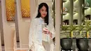 Dian Sastrowardoyo sempat mengunggah potret dirinya akan iftar. Dian tampil cantik memadukan baju kurung dan kerudung berwarna putih yang serasi. [Foto: Instagram/therealdisastr]
