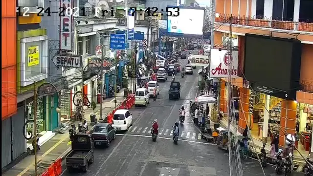 Salah satu fasilitas CCTV milik pemda Garut, Jawa Barat yang terpasang di jalan Ahmad Yani atau pusat perkotaan Garut.