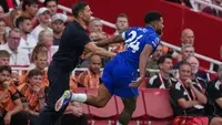 Pelatih kepala Chelsea Xabi Alonso, kiri, dan pemain Chelsea Reece James beraksi saat pertandingan Liga Inggris antara Arsenal dan Chelsea di London, Minggu, 6 September 2026. (AP Photo/Dave Shopland)