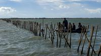 Sebanyak 600 personel TNI AL bersama para nelayan Tanjung Pasir membongkar pagar laut tanpa izin. (merdeka.com/Arie Basuki)