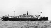 Bagian sisi kanan kapal penumpang Jepang Montevideo Maru, yang tenggelam pada 1942 setelah ditorpedo oleh kapal selam Angkatan Laut AS saat membawa lebih dari 1.000 tahanan. (Australian War Memorial)