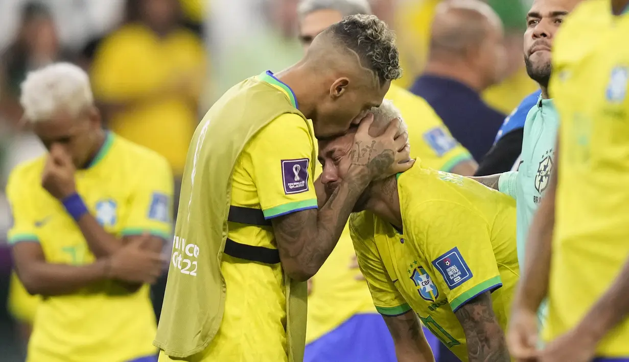 Penyerang Brasil Neymar dipeluk oleh Raphinha pada akhir perempat final Piala Dunia 2022 di Stadion Education City, Sabtu (10/12/2022) dini hari WIB. Langkah Brasil terhenti di babak perempatfinal Piala Dunia 2022 usai dikalahkan Kroasia lewat drama adu penalti.  (AP Photo/Darko Bandic)
