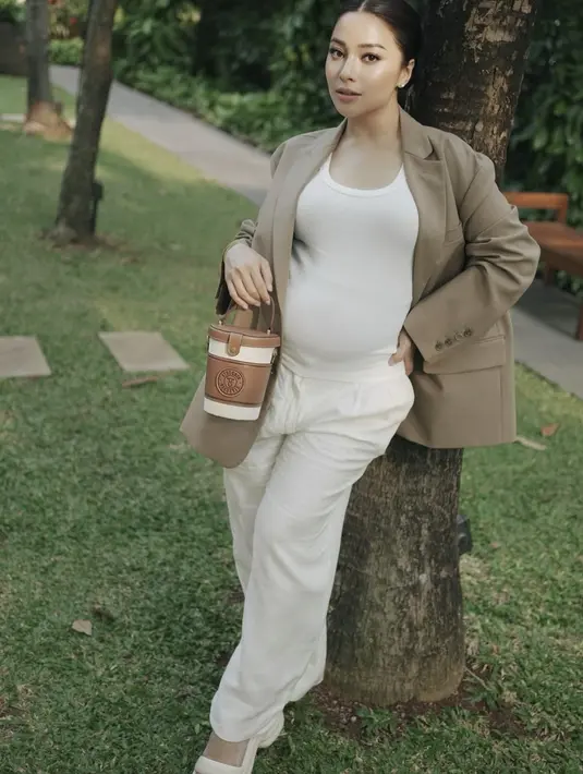 Paduan warna dan model klasik berhasil hadirkan pesona stylish yang effortless. Nikita Willy hadir dalam balutan oversized blazer lengkap dengan aksesori pemanis yang sempurna. [Foto: Instagram/ Nikita Willy]