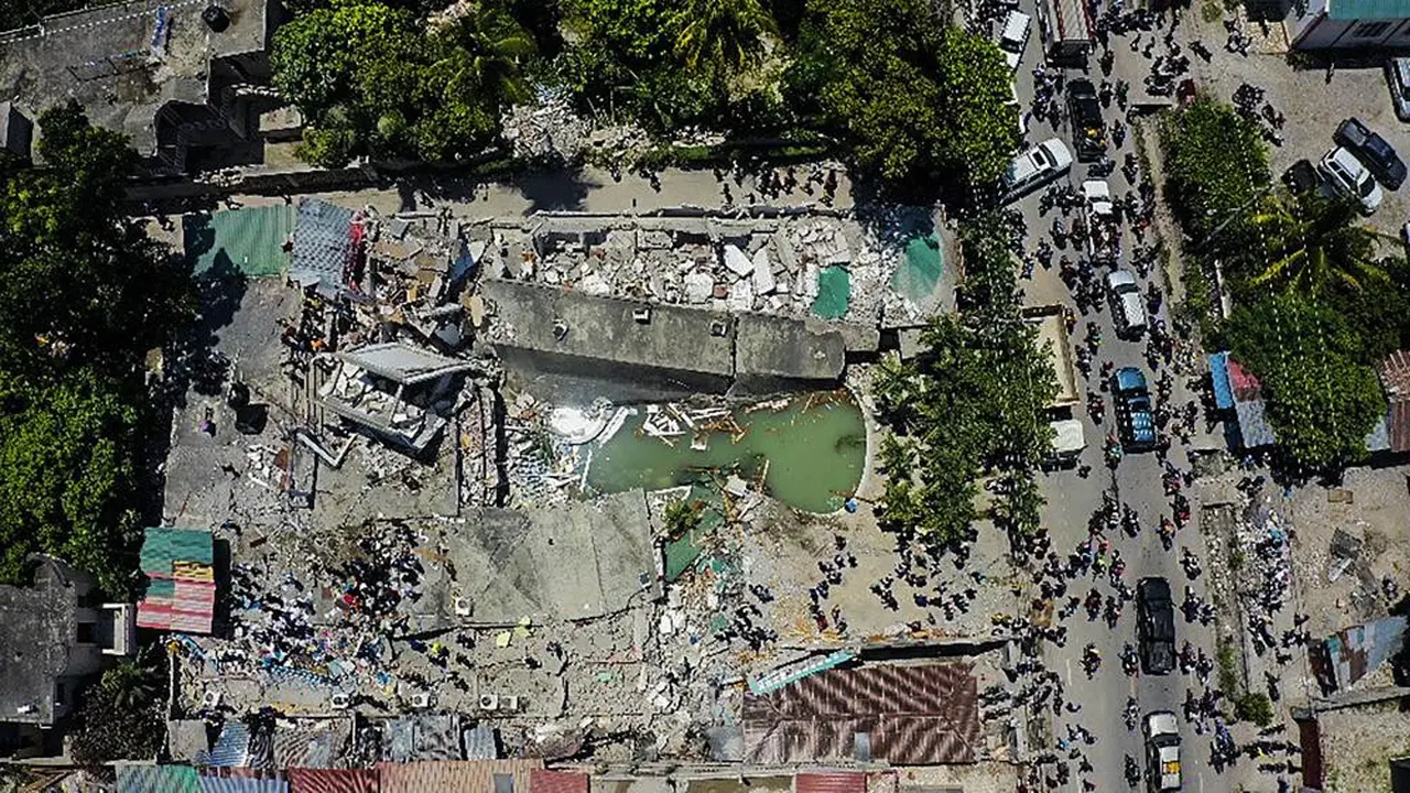 Pemandangan udara Hotel Le Manguier yang hancur akibat gempa bumi, di Les Cayes, Haiti, Sabtu, 14 Agustus 2021. (Foto AP / Ralph Tedy Erol)
