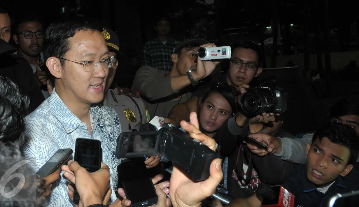 Usai keluar dari gedung KPK, Sunny Tanuwidjaja langsung diserbu wartawan, Jakarta, Rabu (13/4). Sunny diperiksa sebagai saksi terkait kasus pembahasan Raperda tentang rencana tata ruang kawasan strategis Pantai Utara Jakarta (Liputan6.com/Helmi Afandi)