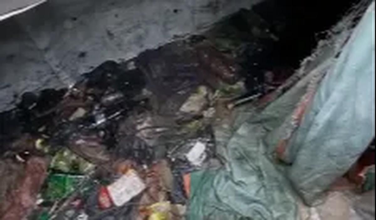 Salah satunya yakni bau oli bekas yang telah digunakan. Diungkap sang pemilik video, bau oli tersebut telah menyebar ke berbagai sudut kapal.