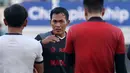 <p>Pelatih caretaker Madura United, Rakhmat Basuki (tengah) memberi instruksi kepada pemainnya dalam sesi official training di Stadion Gelora Bangkalan, Madura, Kamis (30/5/2024) jelang laga leg kedua final Championship Series BRI Liga 1 2023/2024 menghadapi Persib Bandung, Jumat, 31 Mei 2024. (Bola.com/Bagaskara Lazuardi)</p>