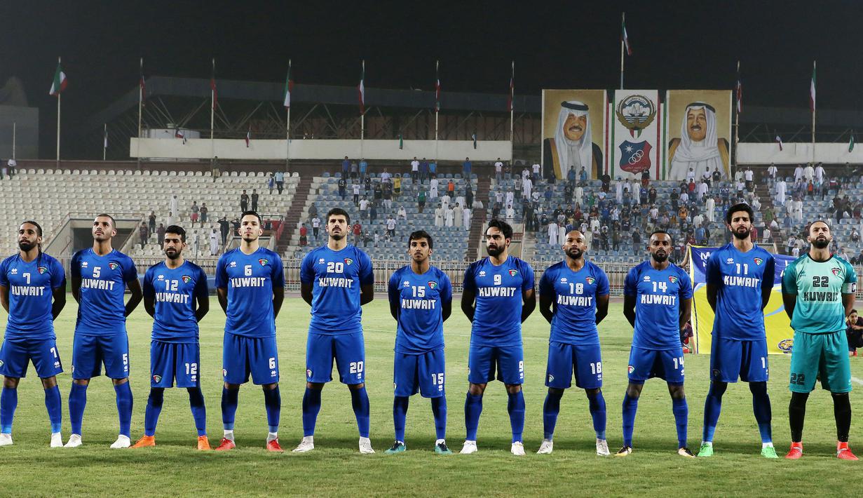 Foto Ilustrasi saat Timnas Kuwait saat akan melakukan pertandingan persahabatan melawan Australia. FIFA menjatuhkan sanksi kepada Federasi Sepak Bola Kuwait (KFA) pada 30 Oktober 2007, karena pemerintahnya melakukan intervensi dalam proses pemilihan ketua umum dan pengurus. (AFP/Yasser Al-Zayyat)