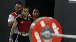 Lifter Lisa Setiawati bersiap melakukan angkatan pada SEA Games 2019 cabang angkat besi nomor 45 kg di Stadion Rizal Memorial, Manila, Minggu (1/12). Dirinya meraih perak dengan total angkatan 169 kg. (Bola.com/M Iqbal Ichsan)