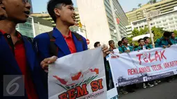 Aksi BEM Seluruh Indonesia (SI) saat penolakan reklamasi Teluk Jakarta di Car Free Day (CFD), Bundaran HI, Minggu (11/9). Dalam aksinya, mereka menolak reklamasi Pulau G di Pantai Utara Jakarta untuk dilanjutkan. (Liputan6.com/Faizal Fanani)