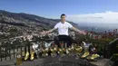 Bintang Real Madrid, Cristiano Ronaldo, berpose di depan trofi di kampung halamannya di Madeira, Portugal, Senin (1/1/2018). Pemain bernomor punggung tujuh itu memamerkan 15 trofi individual yang ia raih sebagai pemain terbaik. (AP/CR7 Media)
