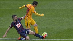 Pemain Eibar, David Junca mencoba menghalangi laju pemain Barcelona, Lionel Messi  pada laga pekan ke-28 La Liga Spanyol 2015-2016 di Stadion Municipal de Ipurua, Minggu (6/3/2016) malam WIB. (REUTERS/Vincent West)