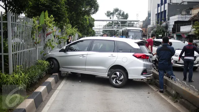Hilang Kendali, Sebuah Mobil Menabrak Separator Busway