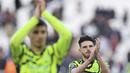 Pemain Arsenal, Declan Rice, memberikan aplaus etelah laga melawan West Ham United dalam duel pekan ke-24 Premier League 2023/2024 di Stadion London, Minggu (11/2/2024). (AP Photo/Ian Walton)