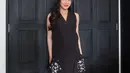 Stefi Zamora kenakan dress midi sleeveless hitam dengan aksen beads khas Sebastian Gunawan. Dipadu dengan heels lace pendek yang cantik [@steffizamoraaa]