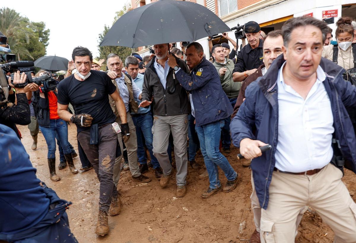 Raja Spanyol Dilempari Lumpur dan Diteriaki 'Pembunuh' Kunjungi Korban Banjir di Valencia