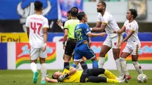Pemain Persib Bandung Henhen Herdiana (tengah) melakukan protes kepada Yuran Fernandes (dua kanan) dan Erwin Gutawa pemain PSM Makasar bersitegang saat laga lanjutan BRI Liga 1 2022/2023 antara Persib Bandung melawan PSM Makassar di Stadion Pakansari, Bogor, Selasa (14/02/2023). (Bola.com/Bagaskara Lazuardi)