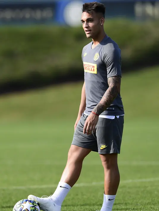 Penyerang Inter Milan, Lautaro Martinez saat mengikuti sesi latihan tim di Appiano Gentile, Italia (16/9/2019). Inter Milan akan bertanding melawan Slavia Praha pada grup F Liga Champions di Giuseppe Meazza, Italia. (AFP Photo/Miguel Medina)