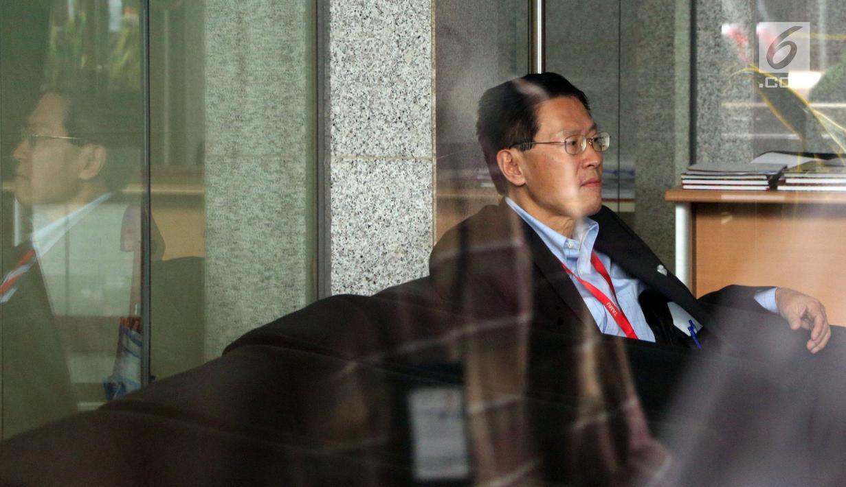 CEO Lippo Group James Riady menunggu pemeriksaan di Gedung KPK, Jakarta, Selasa (30/10). James Riady diperiksa sebagai saksi untuk sembilan tersangka. (Merdeka.com/Dwi Narwoko)