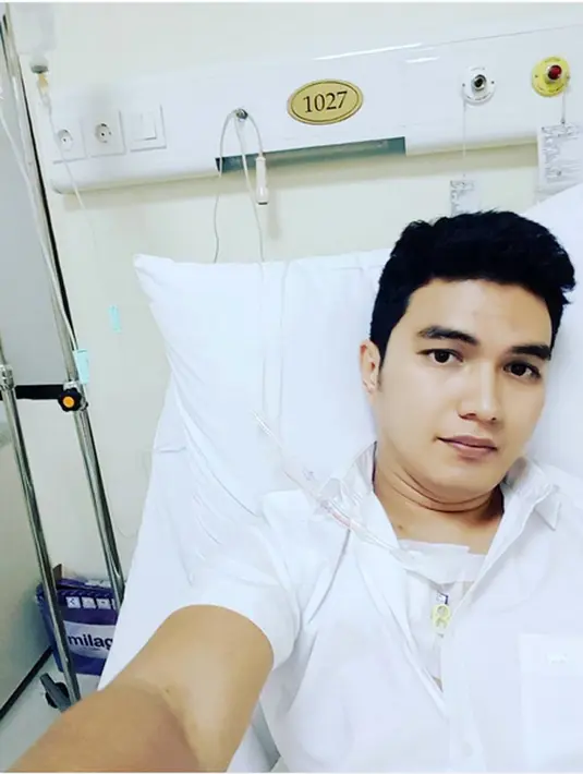 "Assalamualaikum teman2 semua,aldi sedang menjalani pengobatan kemoterapi limfoma hodgkin(kanker getah bening) alhamdulillah kemarin aldi sudah menjalani kemoterapi yg ke 2,mohon doanya ya teman2 untuk kesembuhan aldi," tulis alditaher_official. 