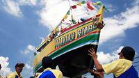 Sejumlah peserta mengarak perahu hias saat acara Nadran XI untuk Pesta Laut 2010 di Kampung Nelayan, Cilincing, Jakut, Sabtu, (31/7). (Antara).