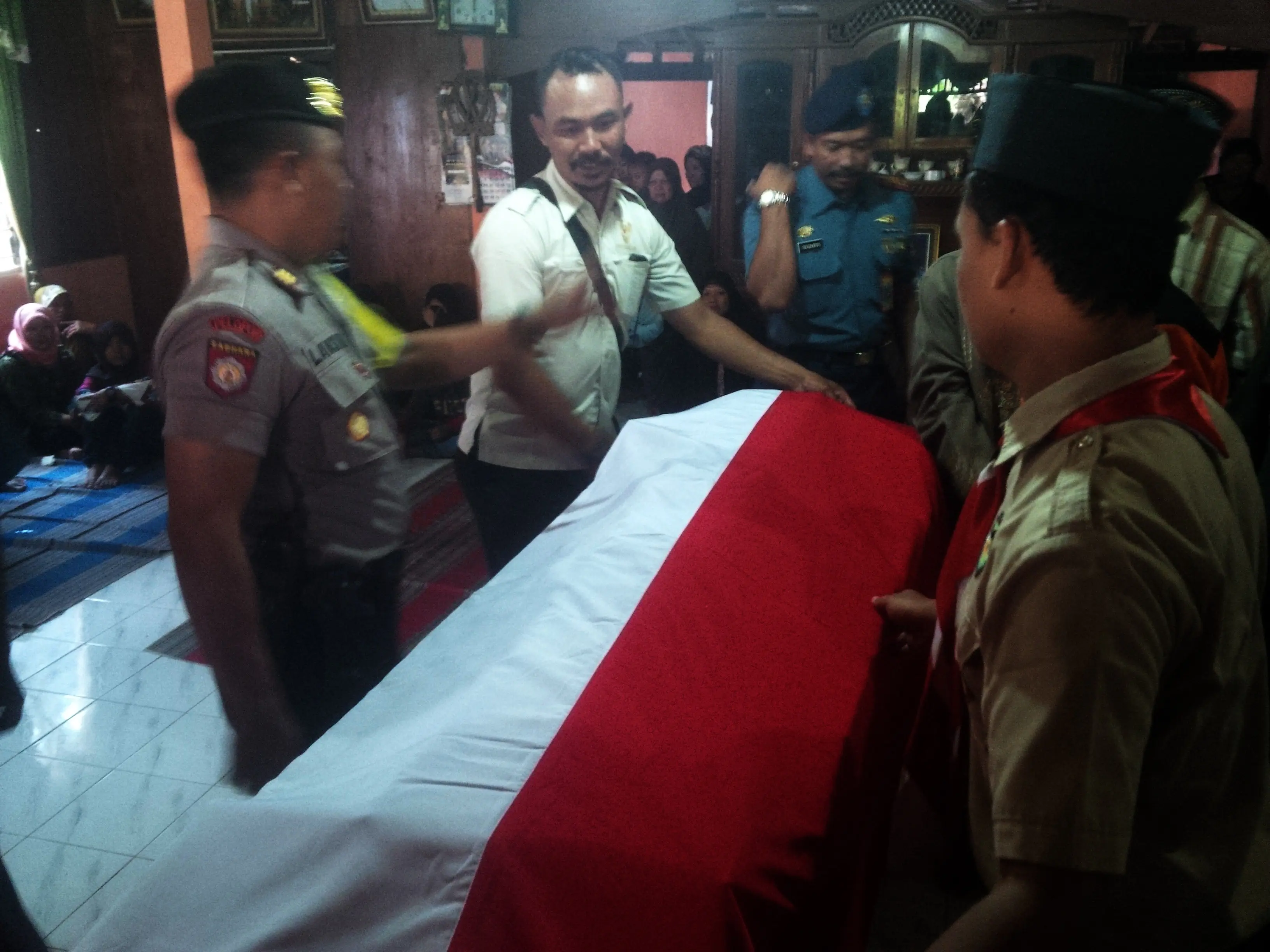 Jenazah Mayor Laut (Anumerta) Haryanto, satu dari delapan anggota tim Basarnas yang jadi korban helikopter jatuh, saat disemayamkan di rumah duka. (Liputan6.com/Felek Wahyu)