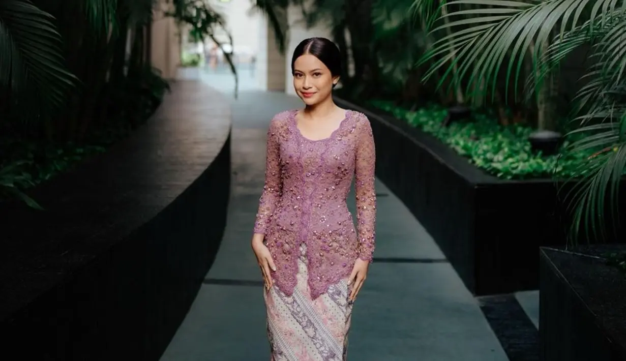 Dampingi sahabat di hari pernikahanya, Hanggni menyiapkan busana yang dikenakannya dengan maksimal. Lewat laman Instagram Kirtas by Cinintya Syakyakirti, terlihat momen ketika Hanggini fitting kebaya bridesmaidnya ditemani oleh sang suami. Untuk bawahannya, Hanggini pakai kain batik dengan corak simpel perpaduan warna lilac, putih, dan merah muda. (Liputan6.com/IG/@hanggini)