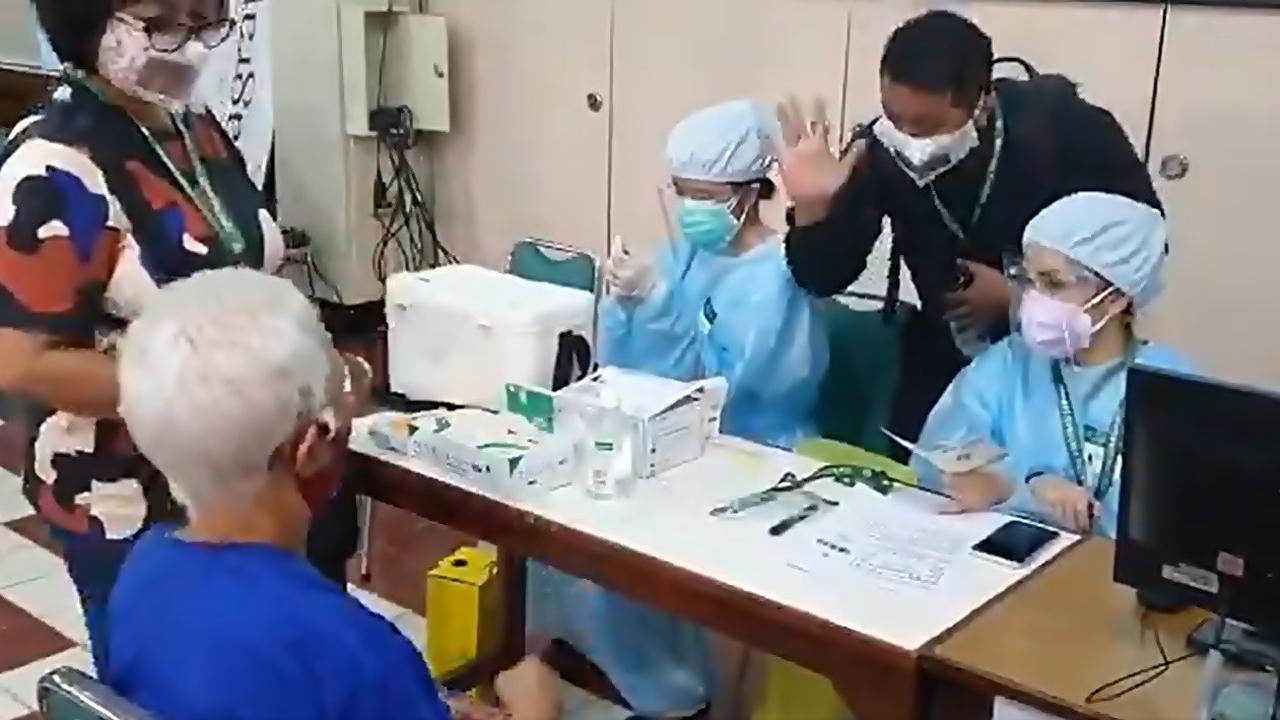 Viral Video Juru Bahasa Isyarat yang Turut Serta Dalam Proses Vaksinasi