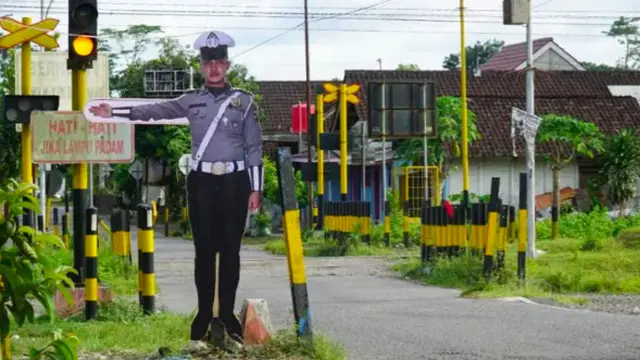 Replika polisi di pelintasan kereta api Blitar (Liputan6.com)